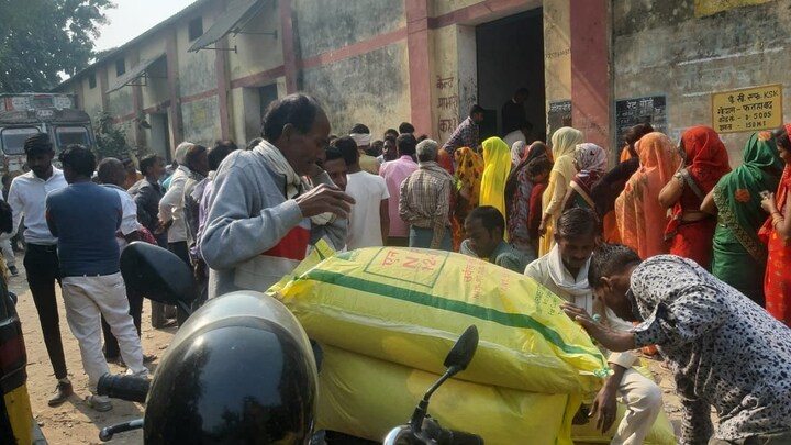 बाराबंकी: खाद की किल्लत से किसान परेशान, लंबी-लंबी कतारों में खड़े रहने को मजबूर लोग UP Tak