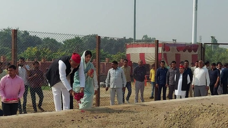 मैनपुरी उपचुनाव: नामांकन से पहले पति अखिलेश संग मुलायम की समाधि पर पहुंचीं डिंपल यादव UP Tak