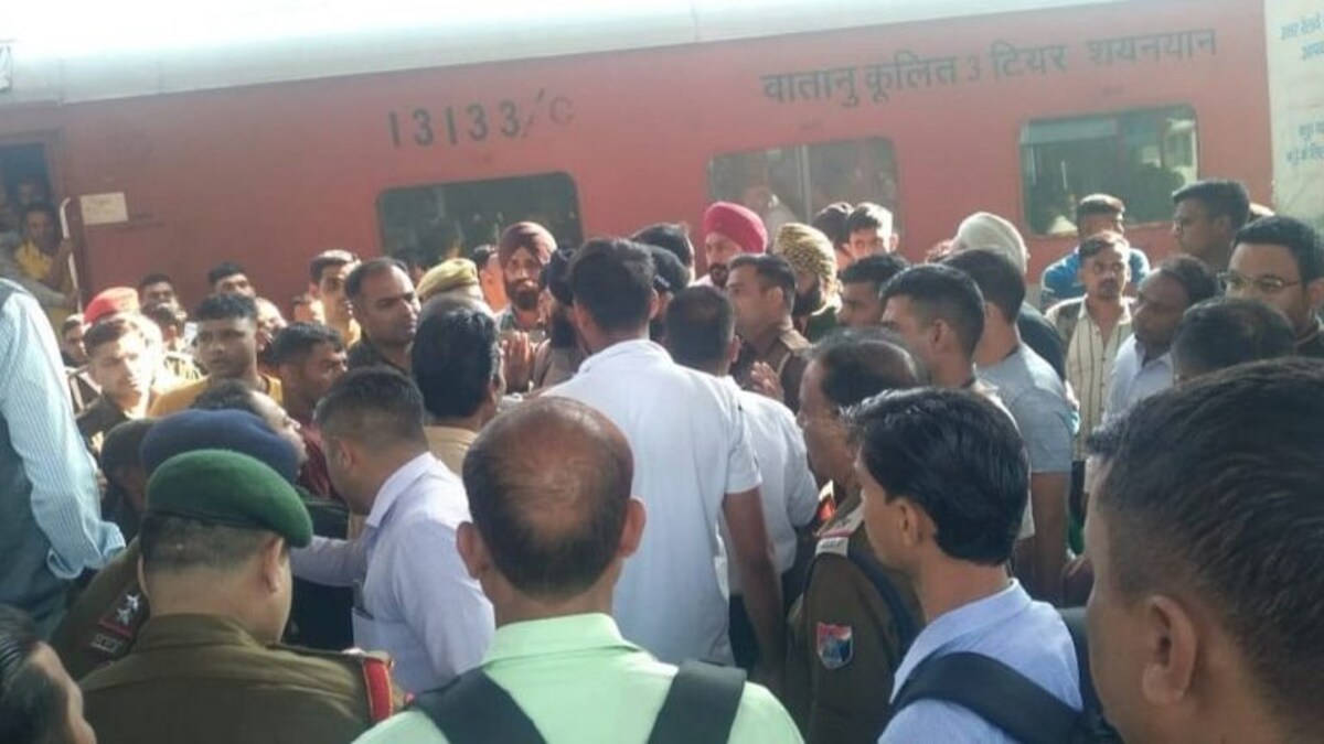 बरेली: TTE ने फौजी को दिया ट्रेन से धक्का! हालत नाजुक, गुस्साए जवानों ने किया हंगामा UP Tak