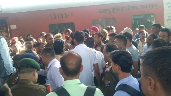 बरेली: TTE ने फौजी को दिया ट्रेन से धक्का! हालत नाजुक, गुस्साए जवानों ने किया हंगामा UP Tak