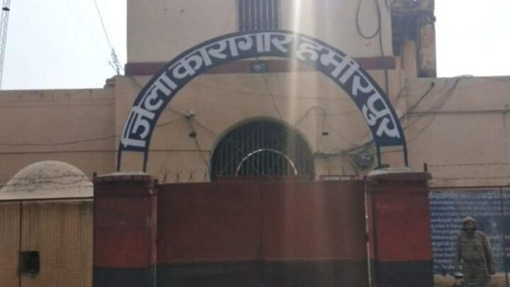 हमीरपुर: सिपाही ने कैदी को मारा जोरदार थप्पड़? कान का हुआ ये हाल, लगे गंभीर आरोप UP Tak