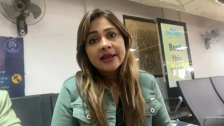 ‘यूपी में बाबा’ गाने वाली अनामिका अंबर को बिहार में काव्य पाठ करने से रोका, लगाए ये आरोप UP Tak