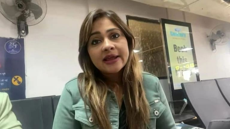 ‘यूपी में बाबा’ गाने वाली अनामिका अंबर को बिहार में काव्य पाठ करने से रोका, लगाए ये आरोप UP Tak