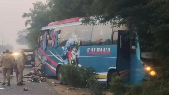 ग्रेटर नोएडा एक्सप्रेस-वे पर भीषण हादसा, दो बसों की टक्कर में 3 लोगों की मौत UP Tak