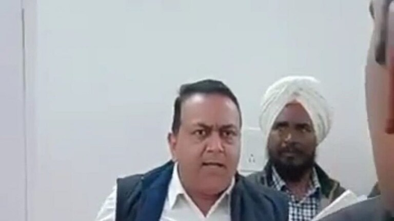 बुलंदशहर में वकील ने दारोगा जी पर चलाया थप्पड़, कोर्ट रूम के अंदर हुए कांड का वीडियो वायरल UP Tak