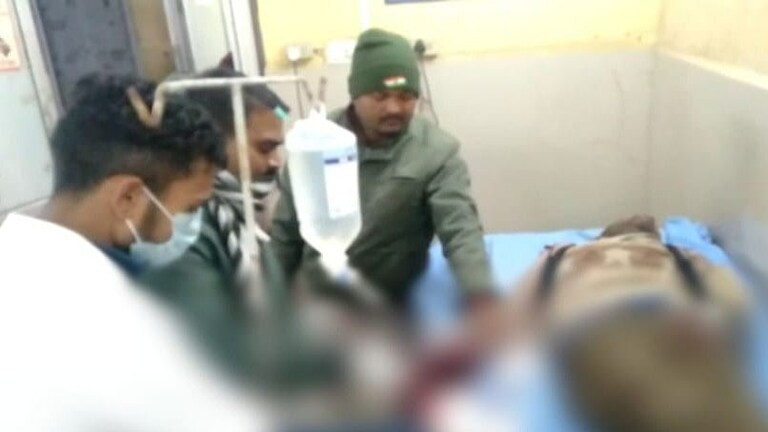 फतेहपुर: खेत में बंदर भगाने के लिए छोड़ा पटाखा हाथ में ही फटा, और फिर ऐसा हो गया हाल UP Tak