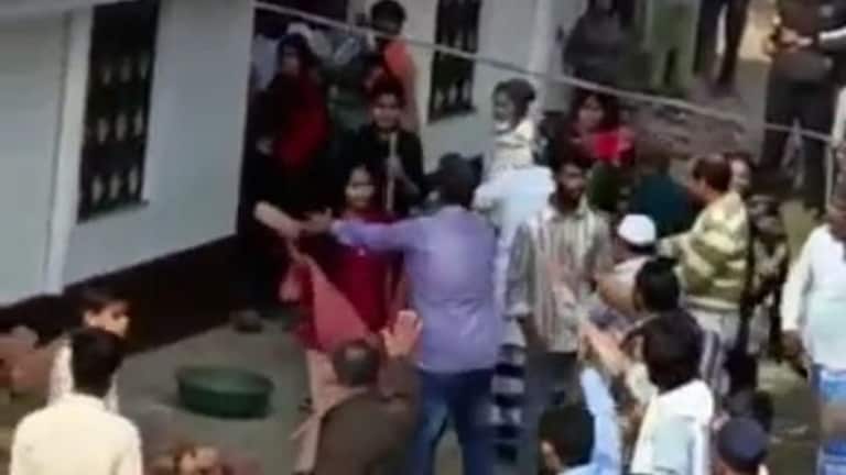 आजमगढ़: नाली को लेकर हुए विवाद में खूब चले लाठी-डंडे, दर्जनों लोग हुए घायल, जानें मामला UP Tak