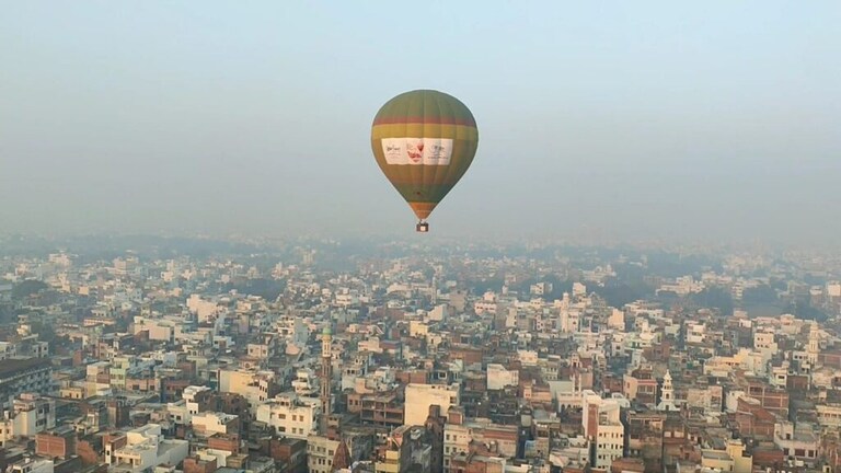 काशी: सूरज की किरणें जैसी ही फूटीं, वैसे ही आकाश में हाॅट एयर बैलूनों ने उड़ान भरी UP Tak