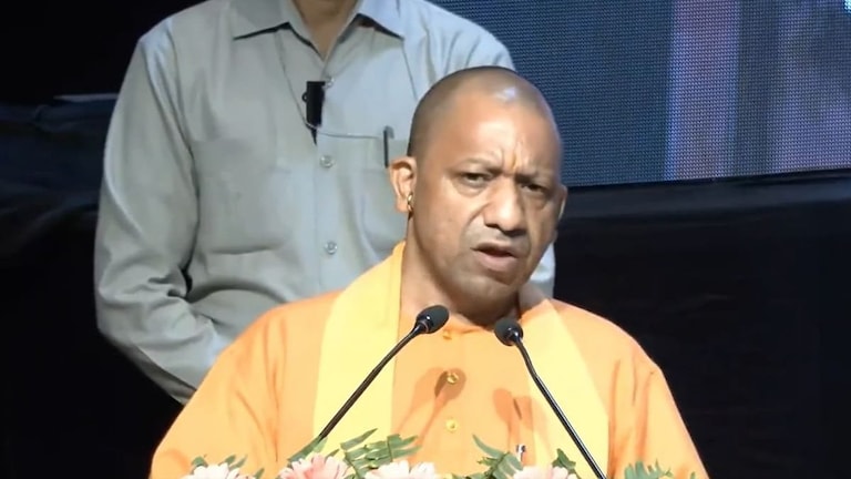 योगी सरकार की पहल से प्राथमिक विद्यालयों में बच्चों का नामांकन और उपस्थिति बढ़ी UP Tak