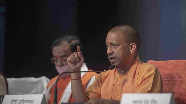 सीनियर IAS के सामने धर्मांतरण का पाठ? वीडियो वायरल हुआ, योगी सरकार ने जांच के लिए बनाई SIT UP Tak