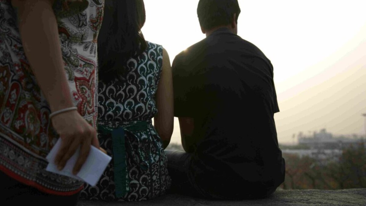 एक महिला दो पति के साथ पहुंची थाने, इस मांग पर अड़ी, फिर पुलिस ने निकाला ये शानदार हल UP Tak