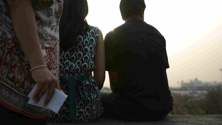 एक महिला दो पति के साथ पहुंची थाने, इस मांग पर अड़ी, फिर पुलिस ने निकाला ये शानदार हल UP Tak