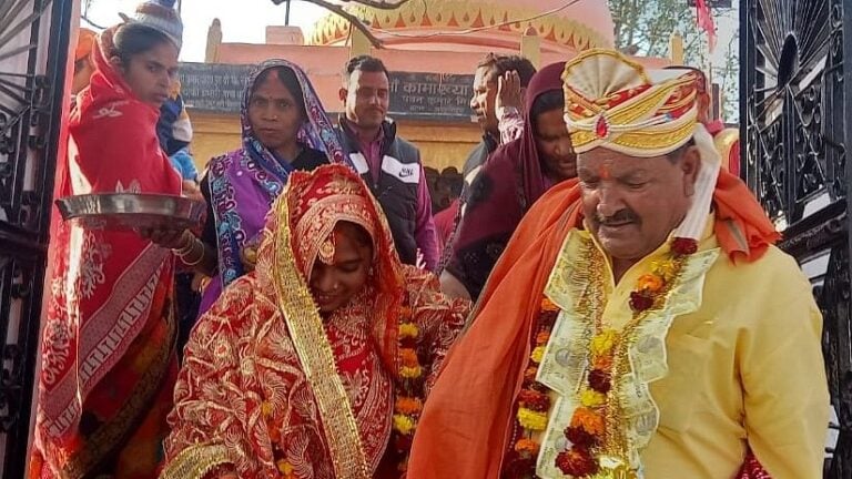बाराबंकी में 65 साल के बुजुर्ग ने 24 साल की लड़की संग की शादी, जमकर लगाए ठुमके, Video वायरल UPTak