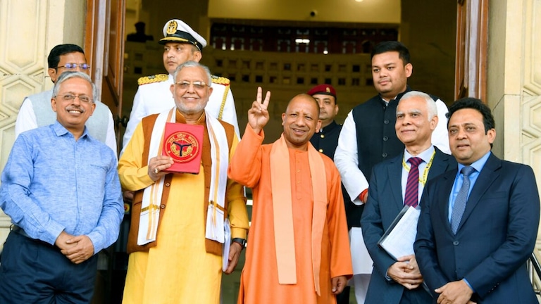 UP Budget 2023:पीएसी बटालियन से लेकर विधवा पेंशन तक, महिलाओं के लिए योगी सरकार ने खोला पिटारा UP Budget 2023: टैबलेट से लेकर स्मार्टफोन तक, योगी सरकार ने बजट में छात्रों के लिए किया ये बड़े ऐलान