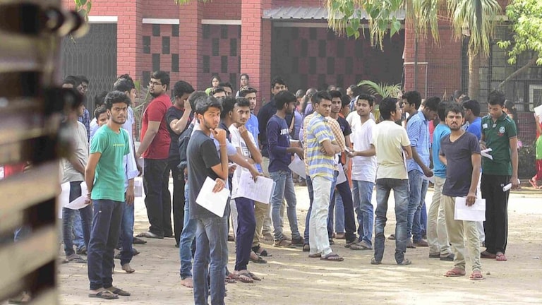 Sarkari Naukri: 10वीं-12वीं पास युवाओं के लिए खुशखबरी! रेलवे ने निकाली भर्तियां, देखिए UP Tak