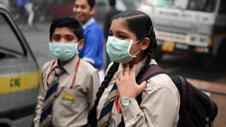 ठंड और कोहरे के चलते नोएडा में नौ बजे से स्कूल खोलने के आदेश हुआ जारी UP Tak