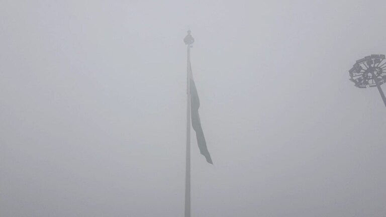 कोहरे ने स्लो कर दी रेल की रफ्तार, DDU जंक्शन पर राजधानी समेत दर्जनों ट्रेनों का ये हाल UP Tak