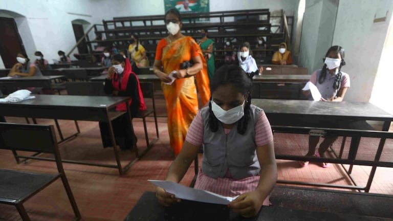 UP Board Exam 2023: पहले दिन ही चार लाख छात्रों ने छोड़ी परीक्षा, पकड़े गए इतने ‘मुन्ना भाई’ 10th_clss_board_exam_Jaison_08062020__2_