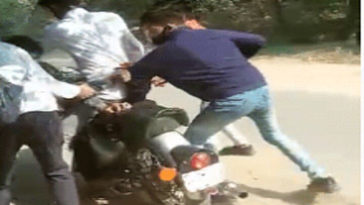 संभल: बीच सड़क से छात्र का दिन-दहाड़े अपहरण की कोशिश, शोर मचाने पर ग्रामीणों ने बाचाया UP Tak