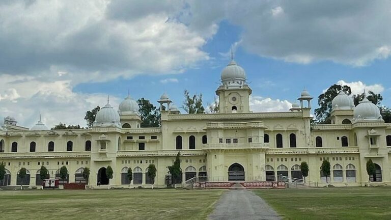 लखनऊ विश्वविद्यालय की सेमेस्टर परीक्षा में लापरवाही, स्टूडेंट्स को बांट दिए गए गलत पेपर UP Tak