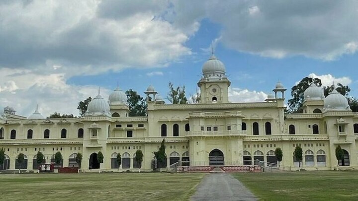 लखनऊ विश्वविद्यालय की सेमेस्टर परीक्षा में लापरवाही, स्टूडेंट्स को बांट दिए गए गलत पेपर UP Tak