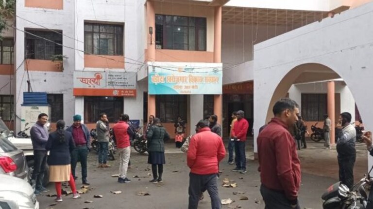 दिल्ली-NCR में भूकंप के जोरदार झटके, यूपी में भी हिली धरती, घर और दफ्तर से बाहर निकले लोग UPTak