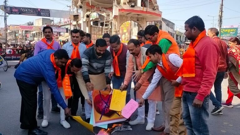 हिंदू महासभा ने वैलेंटाइन डे का विरोध कर Valentine day के कार्डों को जलाया, दी ये चेतावनी UP Tak