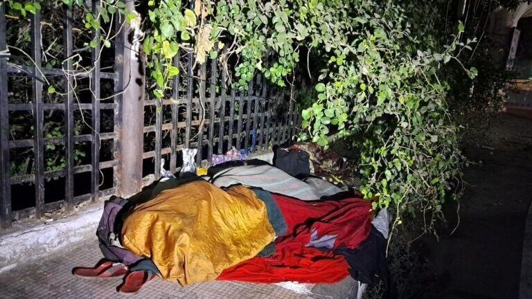 लखनऊ: रोड पर सो रहे लोग नहीं कर रहे रैन बसेरों का इस्तेमाल, कारण जानकर आप हो जाएंगे हैरान UP Tak