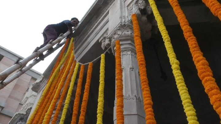 Dev Deepawali: 80 लाख के देसी-विदेशी फूलों से महकेगा विश्वनाथ धाम, ऐसे सज रहा बाबा दरबार UP Tak