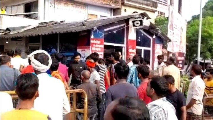 फतेहपुर: छात्रा को ट्रक ने कुचला, मौत के बाद गुस्साए लोगों ने पुलिस चौकी में की तोड़फोड़ UP Tak