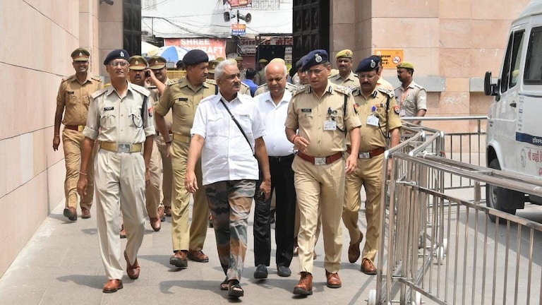 बांके बिहारी मंदिर में भीड़ नियंत्रित करने लिए काशी विश्वनाथ कॉरिडोर का फार्मूला होगा कॉपी UP Tak