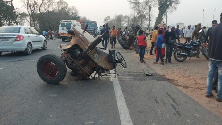 लखीमपुर खीरी में भीषण हादसा, तेज रफ्तार कार की टक्कर से ट्रैक्टर दो हिस्सों में बंटा, 2 की मौत UP Tak