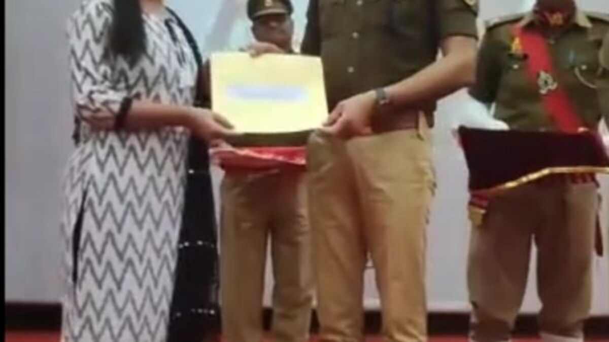 झांसी रेंज को मिले 518 दारोगा, DIG ने कहा- वर्दी बहुत मुश्किल से मिलती है, ईमानदारी से काम करना झांसी रेंज को मिले 518 दारोगा, DIG ने कहा- वर्दी बहुत मुश्किल से मिलती है, ईमानदारी से काम करना
