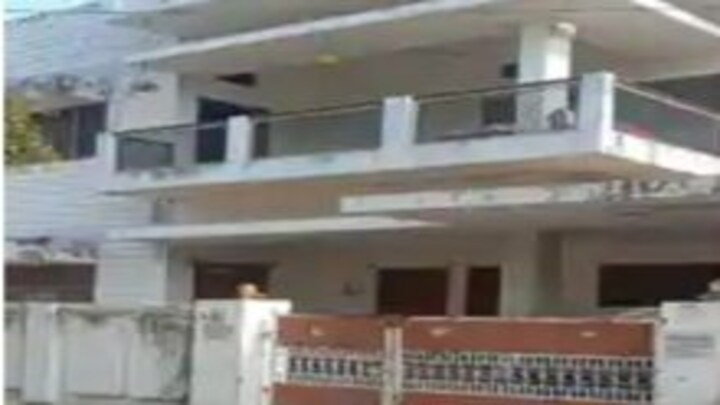 गोरखपुर: घर से आ रही थी बदबू तो पड़ोसियों ने पुलिस को बुलाया, बेटे की करतूत देख सब हैरान UP Tak