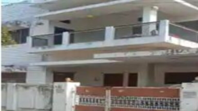 गोरखपुर: घर से आ रही थी बदबू तो पड़ोसियों ने पुलिस को बुलाया, बेटे की करतूत देख सब हैरान UP Tak