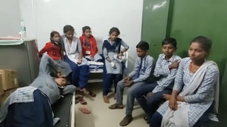 महोबा में स्कूली बच्चों से भरा ऑटो पलटा, 8 बच्चे घायल, जिला अस्पताल चल रहा इलाज UP Tak