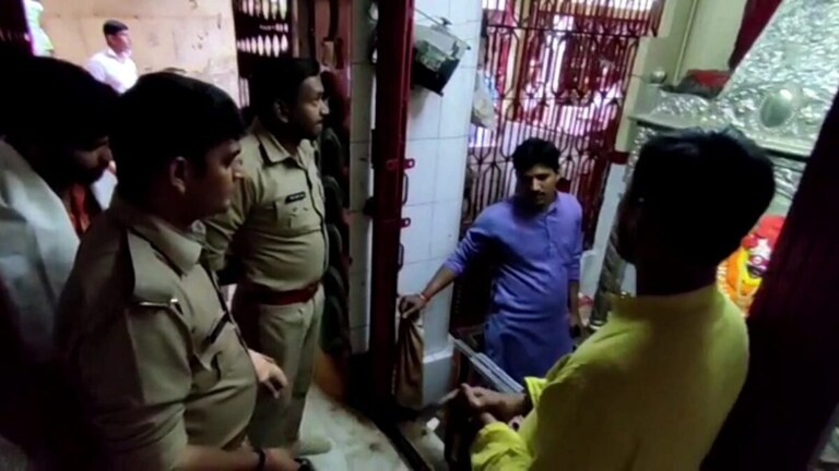 वाराणसी: चोर ने एक मिनट के भीतर मंदिर से चुराए ‘₹1 लाख’ के आभूषण, घटना CCTV कैमरे में कैद UPTak