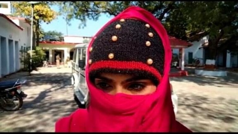 महोबा: घर में घुसकर युवती के साथ दूसरे संप्रदाय के युवक ने किया रेप? पुलिस पर लगा ये आरोप UP Tak