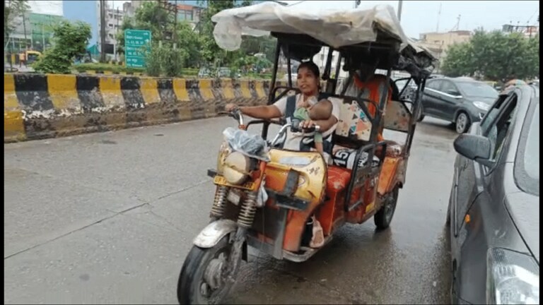गोद में बच्चा और हाथ में ई-रिक्शा का हैंडल, इस महिला की कहानी जानकर आप भी होंगे इंस्पायर UP Tak