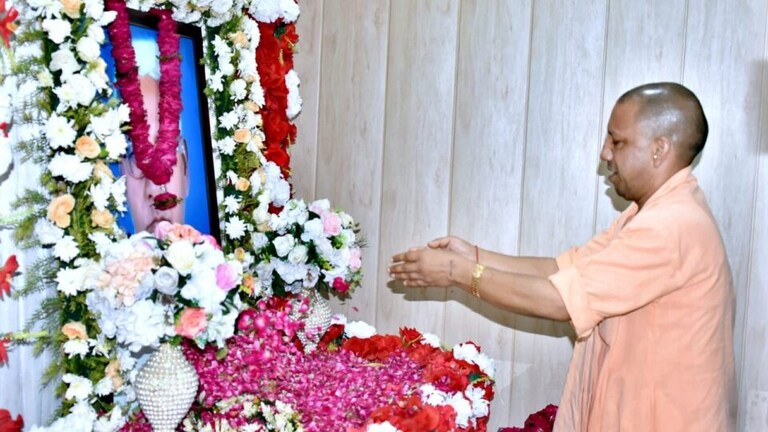 सीएम योगी पहुंचे प्रयागराज, सांसद विनोद सोनकर के पिता की तेरहवीं में हुए शामिल UP Tak