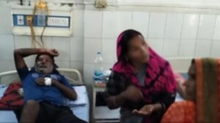 आजमगढ़: अस्पताल में भर्ती शख्स की पत्नी और प्रेमिका भिड़ीं, दोनों ने किया दावा- ये मेरा है UP Tak