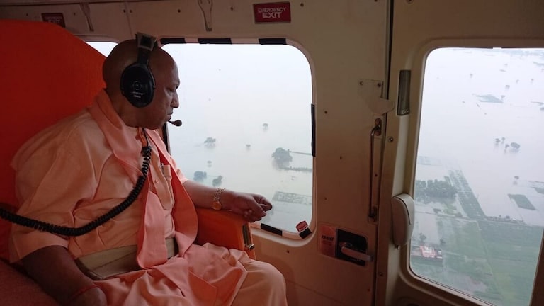 वाराणसी: बाढ़ का जायजा लेने पहुंचे CM योगी के लिए बिछी रेड कार्पेट, जानें फिर क्या हुआ? UP Tak
