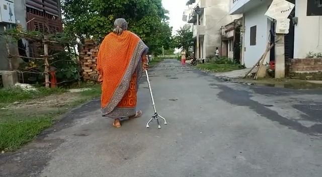 लखनऊ की धाकड़ दादी ने मॉर्निंग स्टिक से पीटकर लुटेरों को भगाया, डीजीपी भी हुए फैन UP Tak