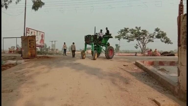 मुजफ्फरनगर में किसान ने जुगाड़ से बनाया 10 फीट ऊंचा मॉडिफाई ट्रैक्टर, करता है ये सारे काम UP Tak