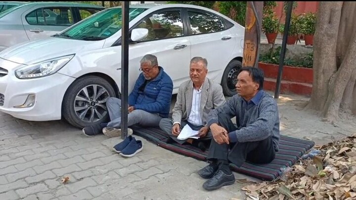 नोएडा: अपने ही घर के बाहर धरने पर बैठे बुजुर्ग मकान मालिक, जानिए क्या है पूरा मामला UP Tak