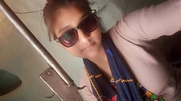 हमीरपुर: चश्मा पहन अवैध असलहे के साथ ‘भौकाल’ दिखा रही युवती का फोटो वायरल, पुलिस कर रही… UP Tak