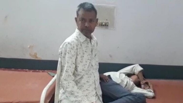 संभल: ‘होमवर्क न पूरा करने पर टीचर ने छात्र को बेरहमी से पीटा’, कान में आई चोट, रेफर UP Tak