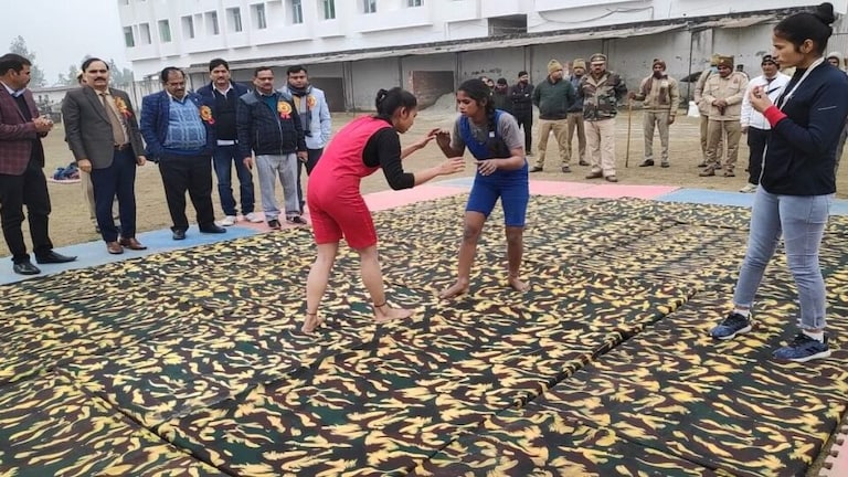 अमरोहा में दंगल-दंगल, कड़कड़ाती सर्दी में लड़कियों ने दिखाया कुश्ती के दांव-पेंच UPTak