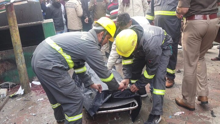 चंदौली में बड़ा हादसा, अस्पताल के बाहर फटा ऑक्सीजन सिलेंडर, दो लोगों की दर्दनाक मौत UP Tak