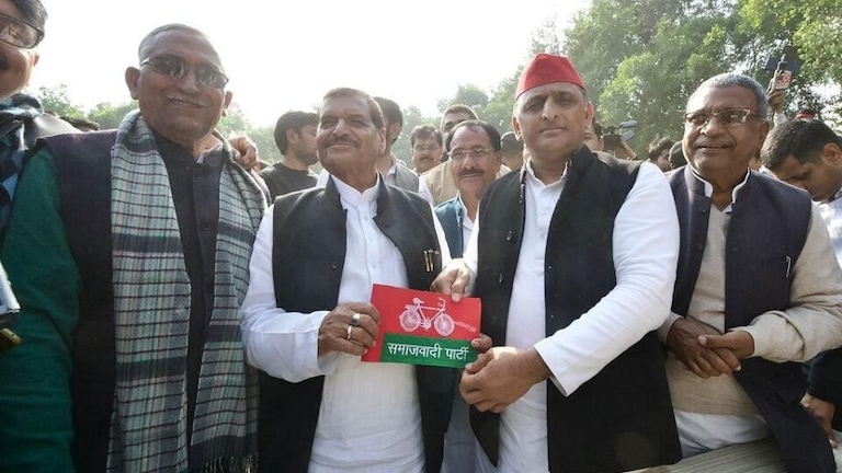 मैनपुरी उपचुनाव: क्या चाचा शिवपाल-भतीजे अखिलेश की जोड़ी बीजेपी के लिए खड़ी करेगी मुसीबत? UP Tak